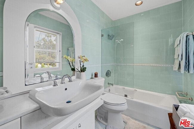 Building Photo - 910 N Crescent Dr