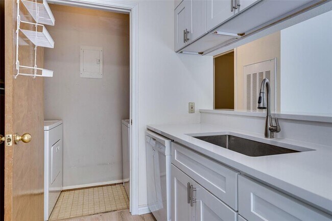 Building Photo - 1406 Windsor Rd