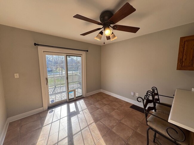 Building Photo - 3 bedroom 1 bath home with a sunroom in Davenport