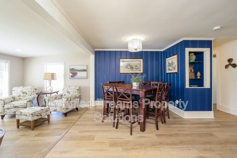 Building Photo - 395 Lake Dr