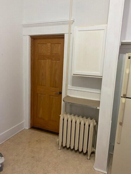 Building Photo - 589 E Losey St