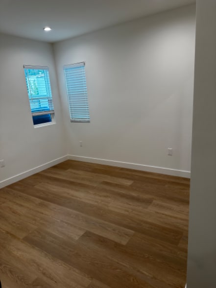 Building Photo - 2010-2010 Vineyard Ave