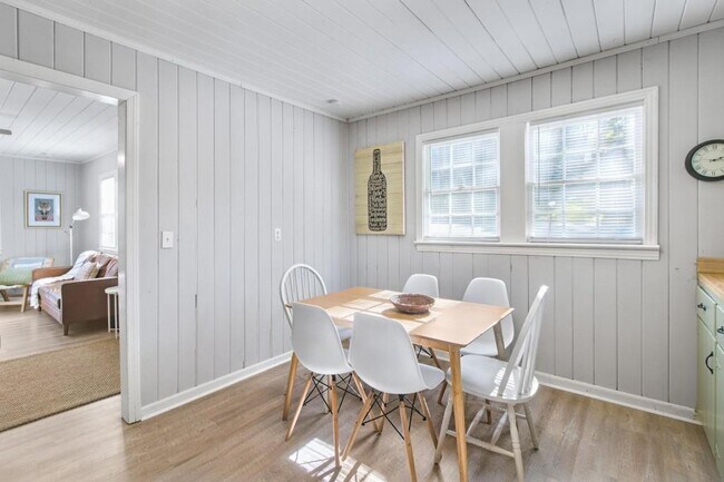 Building Photo - 250 Lake Dr