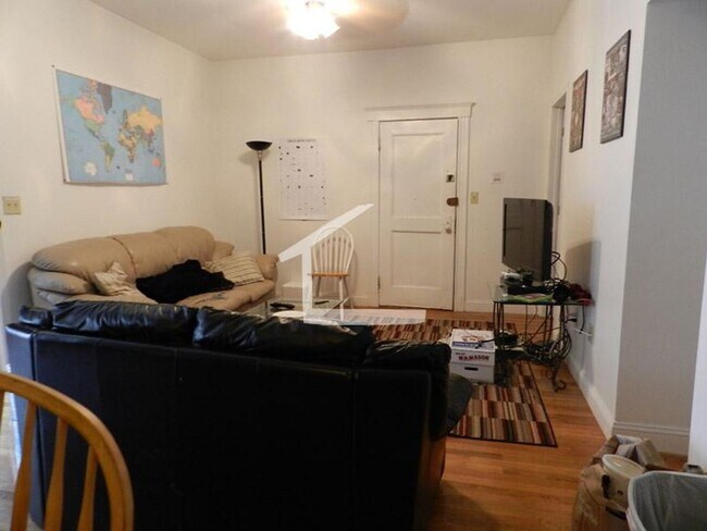 Building Photo - Charming 4 Bedrooms-No Broker Fee