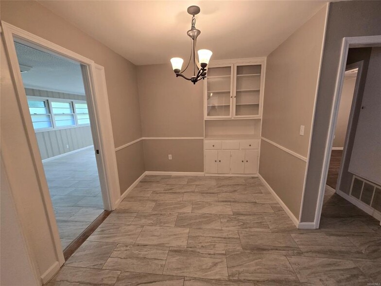 Building Photo - 3540 Farwood Dr