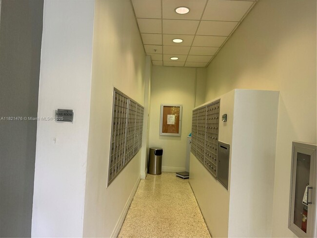 Building Photo - 4001 S Ocean Dr