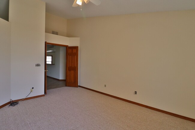 Building Photo - 3/2/2 Split plan with over 2100 square feet