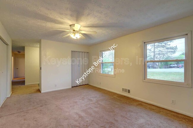 Building Photo - 5805 Singleton Rd