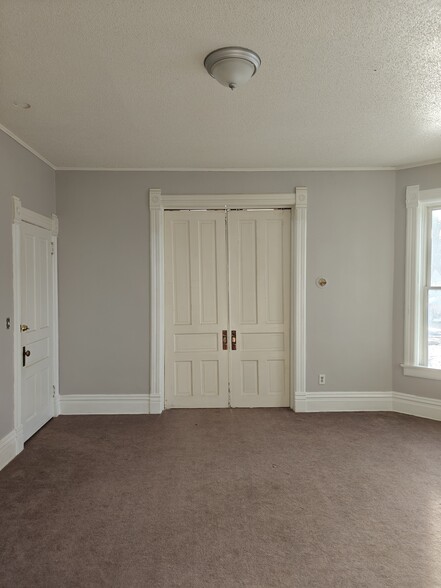 Living room - 218 E Rose St