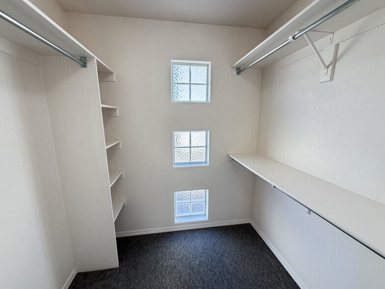 Building Photo - 1200 Glen Canyon Dr