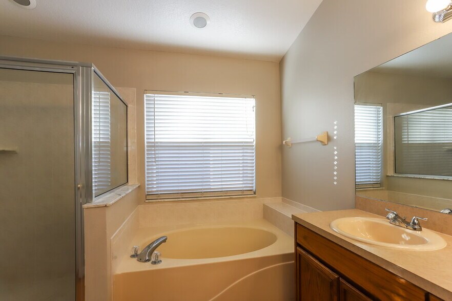 Building Photo - 2831 Laurel Leaf Dr