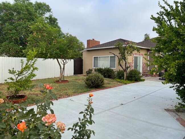 Building Photo - 7236 Oakdale Ave