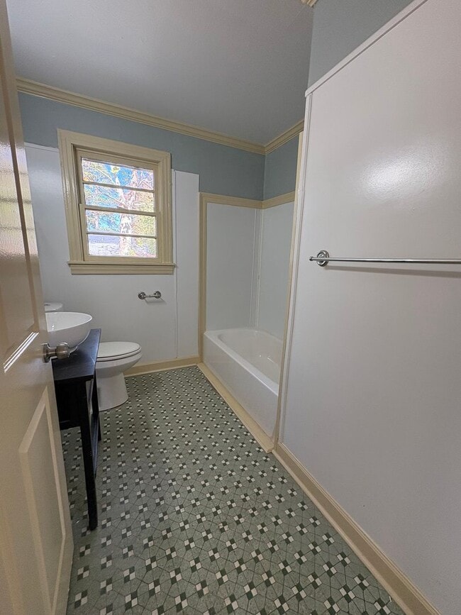 Building Photo - Beautiful 4 bedroom/ 2 bath home with Central Air&Heat