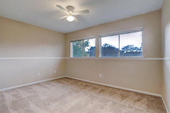 Building Photo - 15219 Silverman St