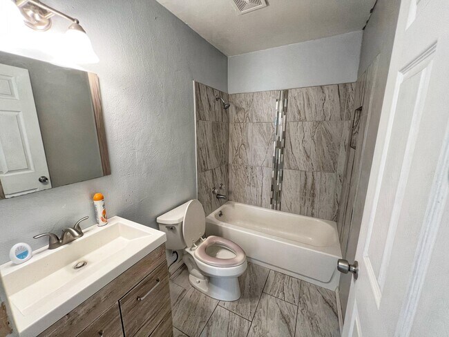 Building Photo - 12509 Nambe Ave NE