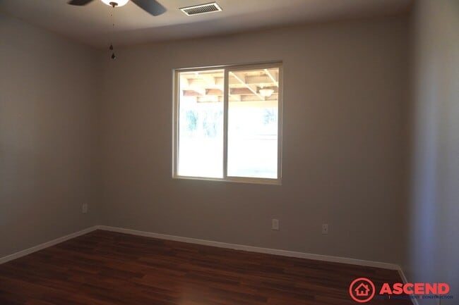 Building Photo - Beautiful home located in the Northwest!
