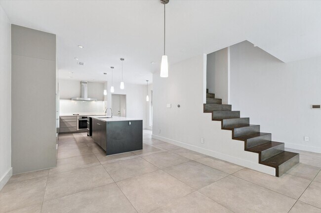 Building Photo - 1222 Marconi St