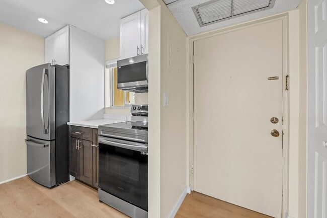 Building Photo - 830 SW 9th St Cir