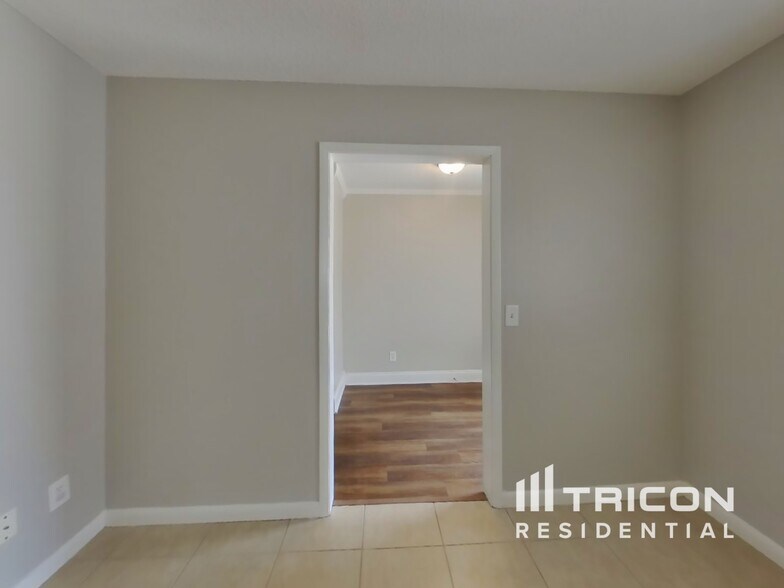Building Photo - 5726 Springhaven Dr