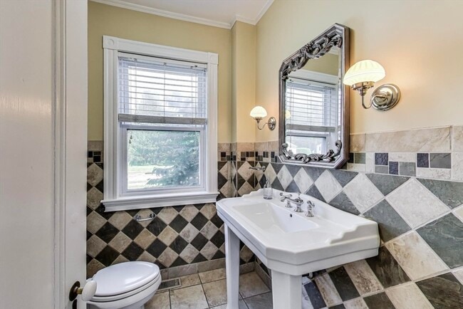 Building Photo - 2 Elm St