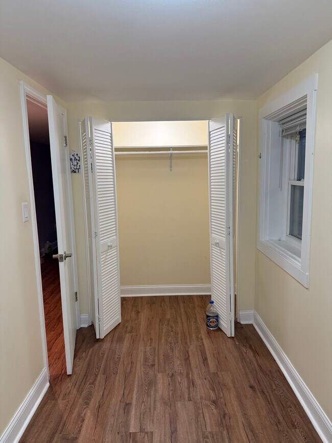 Building Photo - 4143 W Roscoe St