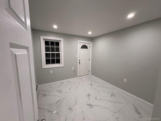 Building Photo - 2819 Schurz Ave