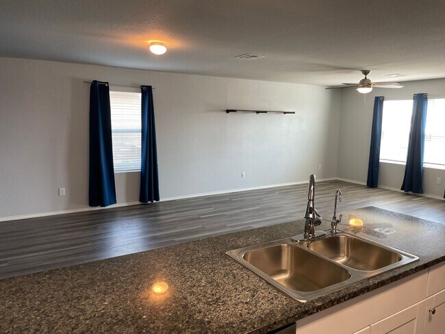 Building Photo - AVAILABLE IN BULVERDE!  In Hidden Trails S...