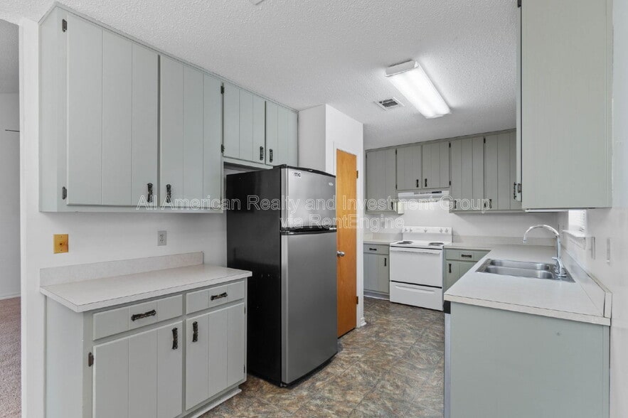 Building Photo - 1925 Estival St