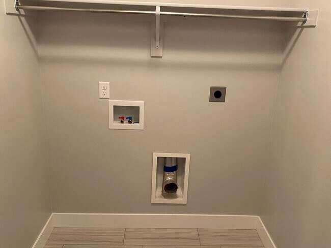 Building Photo - Lovely Townhome For Rent