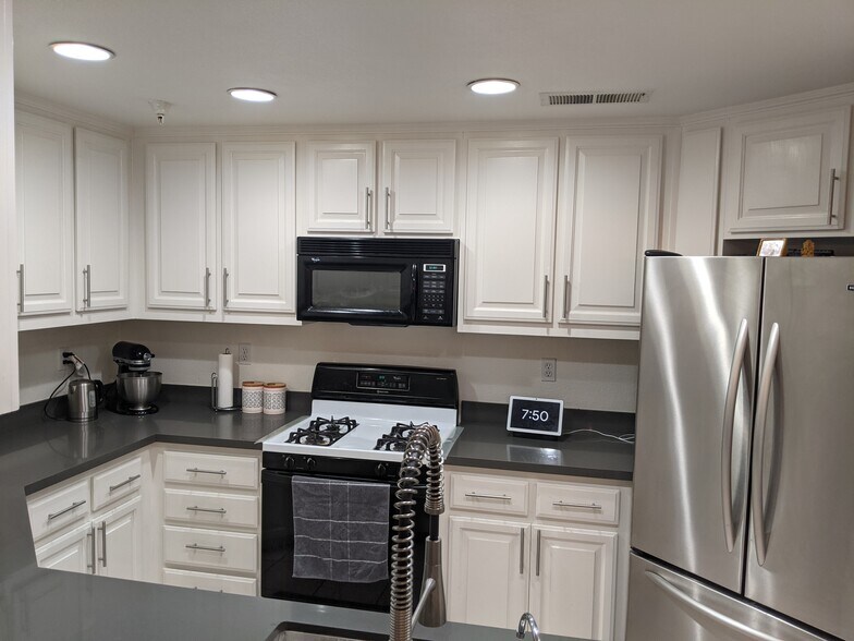 Building Photo - 464 Tower Hill Ave