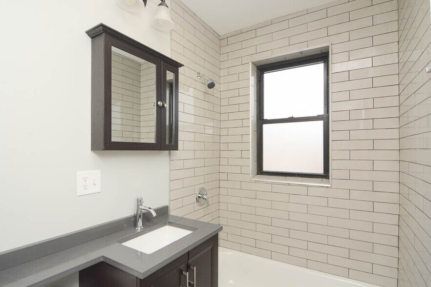 Building Photo - 4549 N Damen Ave