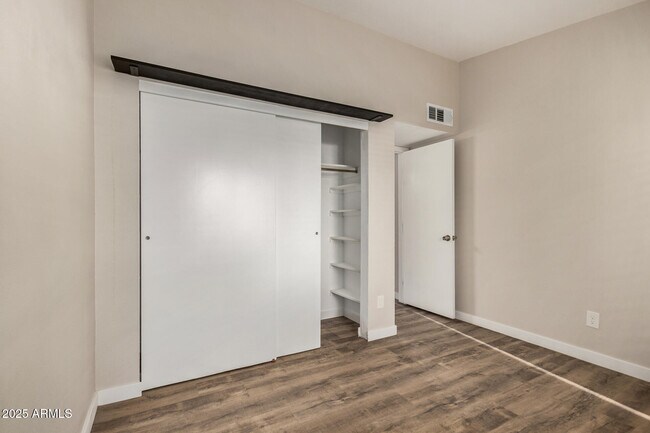 Building Photo - 421 E Wickieup Ln