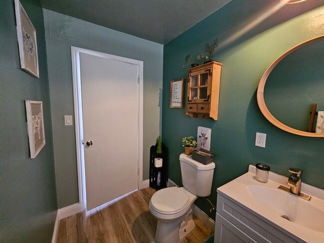 Building Photo - Spacious and Bright 2 Bed / 1 Bath with a ...