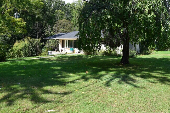 Building Photo - 999 Sunnyside Rd