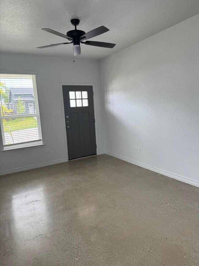 Building Photo - 2313 Ocean Dr