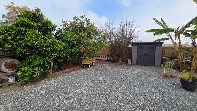 Building Photo - Spacious 3 bed 1 bath with a large backyard!