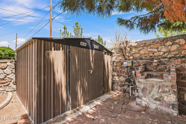 Building Photo - 6340 Modesta St