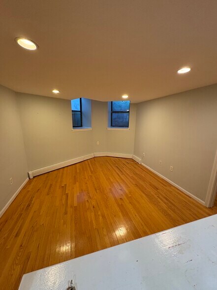 Images are representative samples of the advertised unit. Actual units shown during tours may differ - 36 Peterborough St