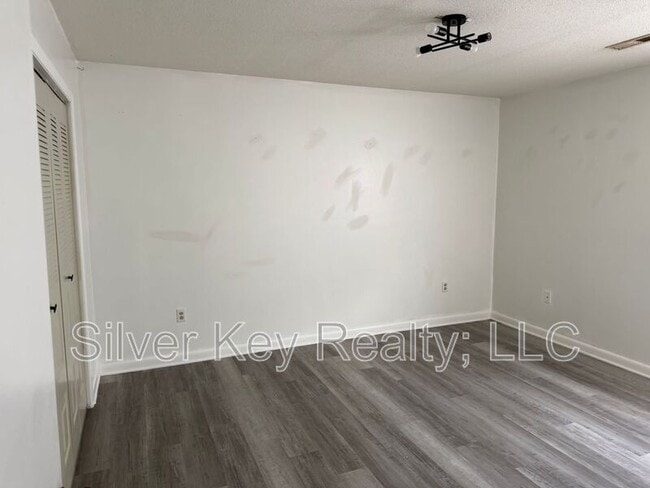 Building Photo - 823 Englewood Rd