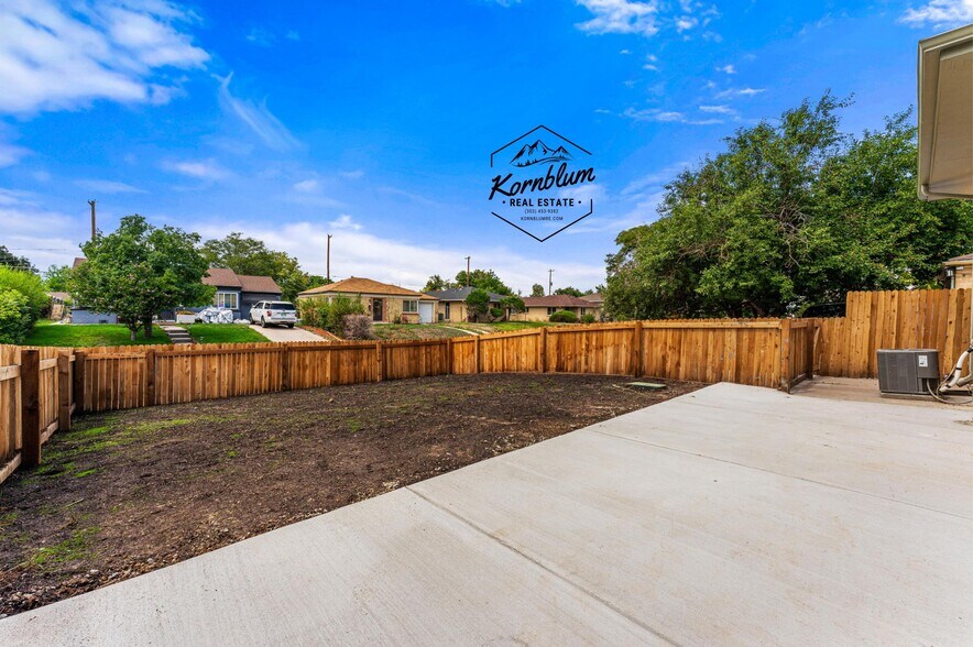 Private yard and patio - 3528 Krameria St