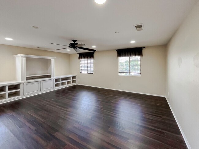 Building Photo - MUST SEE! Beautiful 3 bedroom + Loft + Office Space (or convert to 4th bedroom) + Large Backyard ...