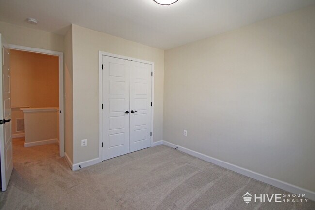 Building Photo - "Impressive 3-Bed Townhouse with Fenced in Backyard!"
