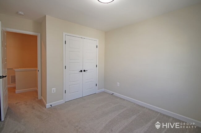 Building Photo - "Impressive 3-Bed Townhouse with Fenced in...