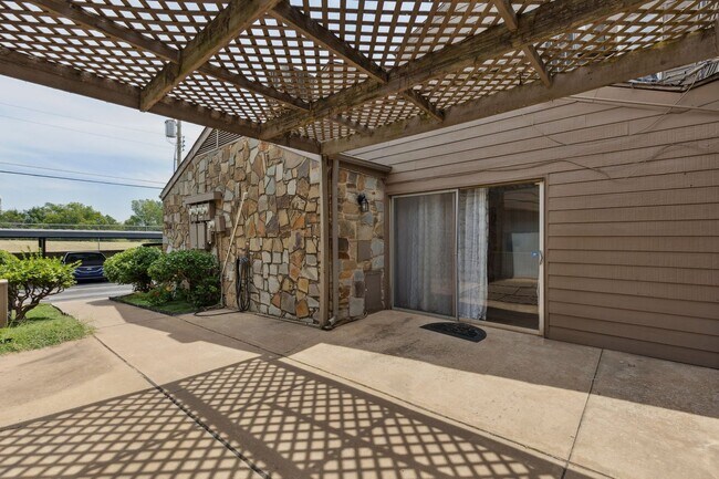 Building Photo - 2400 Sq Ft Condo for Rent Near Shopping
