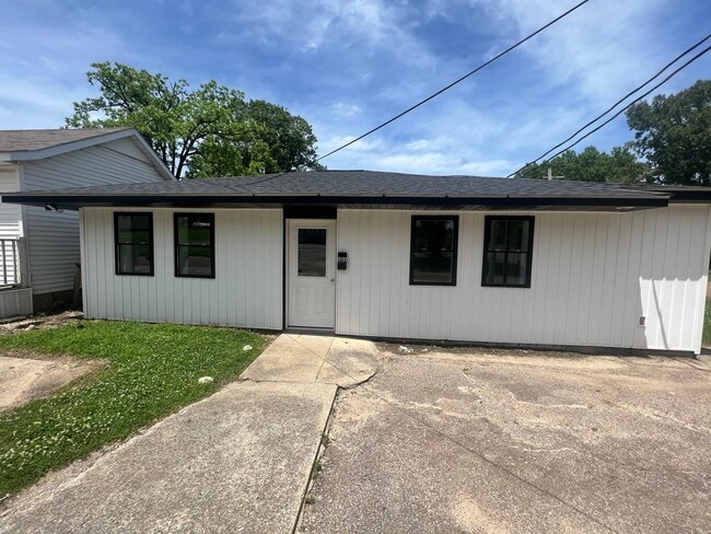 Building Photo - Cozy Home in the Heart of Martin