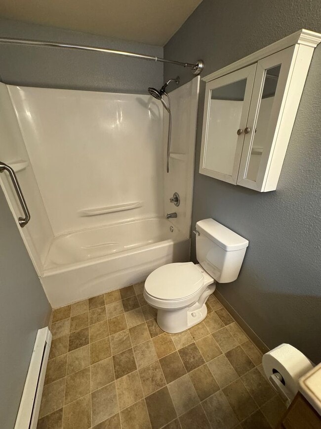 Building Photo - Nice 2 Bedroom 1 Bath Apartment in Sheridan