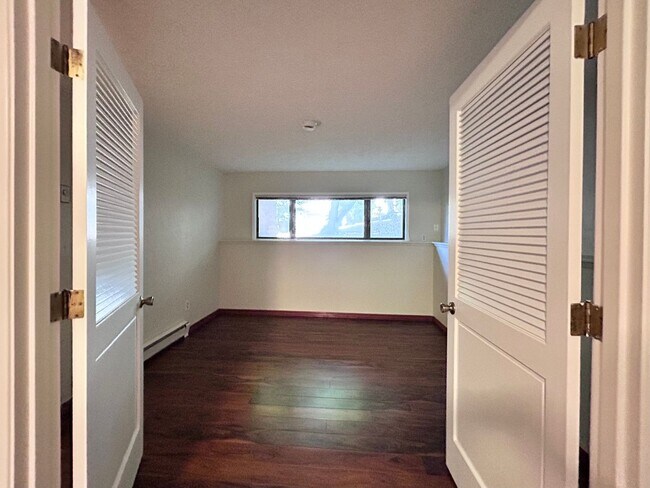 Building Photo - Large 3 Bed, 2 Bath, Sanctuary!