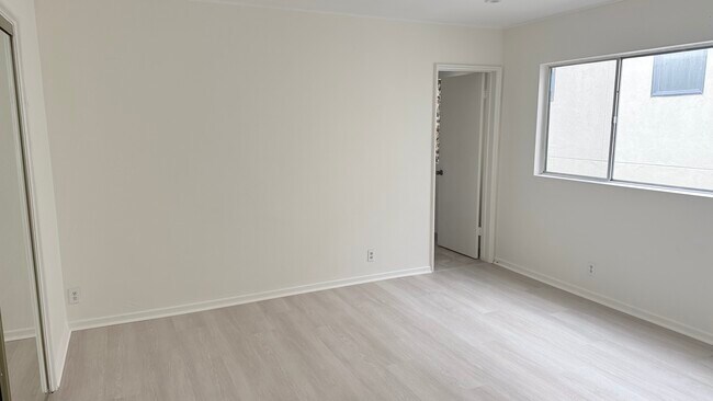 Building Photo - 7617 De Longpre Ave