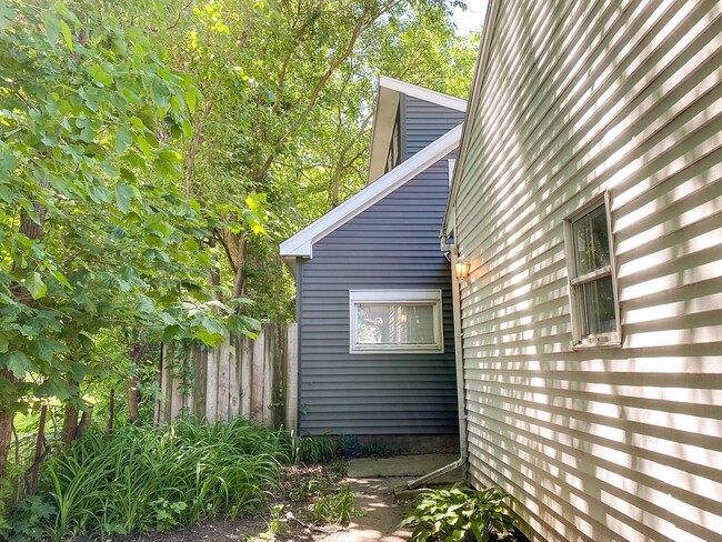 Building Photo - Wood St. Duplex (2818/2822)