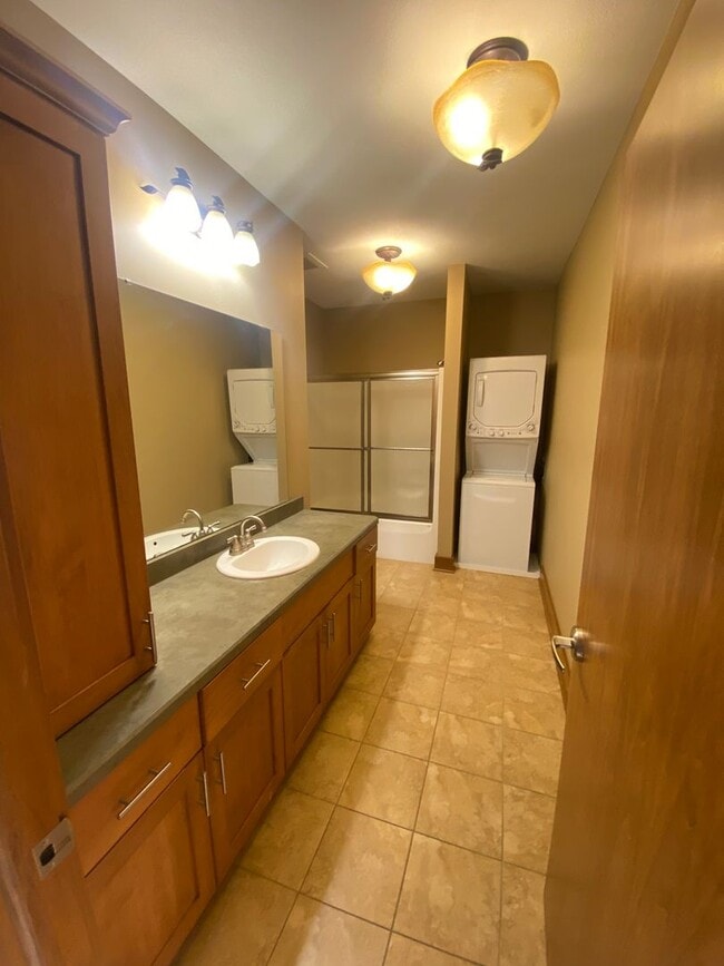 Building Photo - Two bedroom unit - Located in Downtown Orr...